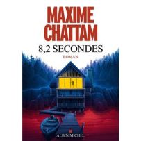 Couverture du roman 8.2 secondes de Maxime Chattam, représentant une maison isolée éclairée au milieu d’un paysage forestier sombre, surplombant une eau rouge inquiétante, symbole d’un thriller psychologique sous tension.