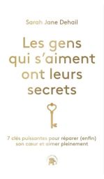 Couverture du livre Les gens qui s’aiment ont leurs secrets de Sarah Jane Dehail, avec un design minimaliste sur fond blanc, un titre en lettres dorées, une petite clé en forme de cœur au centre et un sous-titre évoquant la réparation émotionnelle et l’am