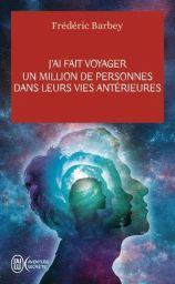 Couverture du livre J'ai fait voyager un million de personnes dans leurs vies antérieures de Frédéric Barbey avec silhouettes humaines superposées dans un univers cosmique bleu et violet évoquant la conscience, l’âme et les voyages spirituels.