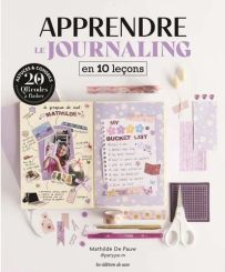 Couverture du livre "Apprendre le journaling en 10 leçons" de Mathilde De Pauw aux éditions de saxe. Le visuel présente un carnet ouvert sur une page de présentation et une "Bucket List" aux tons violets, entouré d'accessoires de papeterie comme des cisea