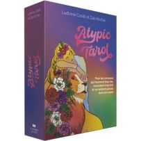 Visuel du coffret "Atypic Tarot" de Ludivine Casilli et Zak Khchaï aux éditions Le Courrier du Livre. L'illustration colorée montre une femme aux cheveux fleuris enlaçant tendrement un lion. Achat sur Divertistore.com.