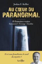 Couverture du livre "Au cœur du paranormal - 15 histoires vraies" de Joslan F. Keller aux éditions Scrineo. L'image montre une silhouette mystérieuse franchissant le seuil d'une porte lumineuse dans l'obscurité.