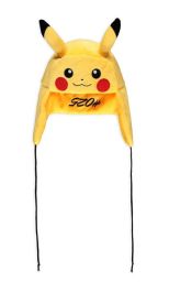 Bonnet trapper Pokémon Pikachu jaune avec oreilles et cordons, design visage Pikachu avec joues rouges et oreilles noires.
