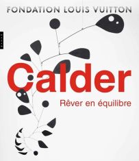 Première de couverture du catalogue d'exposition "Calder : Rêver en équilibre" à la Fondation Louis Vuitton, coédité par Hazan. Sur un fond blanc immaculé, un délicat mobile aérien composé de pales noires en suspension traverse la composition. Au centre, 