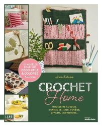 Couverture du livre Crochet Home d’Anaïs Debulois, aux Éditions Marie Claire. La couverture présente une composition colorée autour de créations au crochet pour la maison : une grande panière murale verte et rose remplie de fournitures créatives occupe la