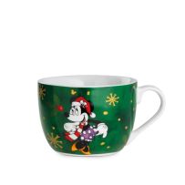 Mug Minnie Winter Magic de Disney par Egan, en céramique verte avec intérieur blanc et anse blanche. Illustration de Minnie Mouse portant un bonnet de Noël rouge, une écharpe rayée rouge et blanche et une robe violette à pois blancs. Des flocons dorés et 