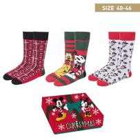 Lot de 3 paires de chaussettes Disney Mickey taille 40-46 avec motifs variés : une paire rouge à carreaux avec têtes de Mickey, une paire verte avec Mickey et Pluto, et une paire blanche avec imprimés Mickey, présenté avec une boîte cadeau rouge thème Noë