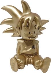 Figurine en PVC de la tirelire représentant Son Goku enfant issue du manga Dragon Ball. Le personnage est assis avec les jambes tendues vers l'avant, affichant un grand sourire. Vêtu de son célèbre kimono marqué de l'emblème de l'école de la Tortue sur le