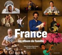 Couverture du livre “France, un album de famille” de Yann Arthus-Bertrand et Hervé Le Bras, publié chez Actes Sud.
