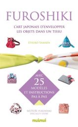 L’art japonais d’envelopper les objets dans un tissu par Etsuko Yamada, avec un fond blanc épuré, des tissus colorés noués au centre (vert et multicolore), entourés de petits exemples de pliages (sacs et emballages). Un losange violet au centre indique “2