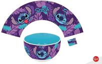 Boîte d'emballage rectangulaire de la collection "Disney Home" arborant un design à damier violet et turquoise. On y voit des silhouettes de Stitch et des logos de la marque Stor.