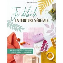 Couverture du livre "Je débute la teinture végétale" de Camille Binet-Dezert aux éditions Mango. Sur un fond blanc épuré, on voit une composition artistique incluant des coupons de tissu teints en rose et violet, une pelote de laine orange, des silhouette