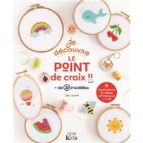 Couverture du livre Je découvre le point de croix avec tambours à broder présentant des motifs colorés (arc-en-ciel, fruits, baleine), fond clair et ambiance créative pour débutants. Achat sur Divertistore.com.