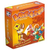 Vue en perspective de la boîte du jeu "Kang-a-Roo" de l'auteur Reiner Knizia (édition Piatnik). La boîte orange vif affiche un kangourou tenant un panneau de signalisation routière jaune, regardant un groupe de petits kangourous colorés (rouge, bleu, vert