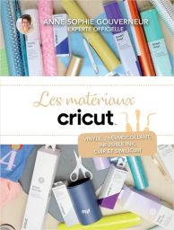 Couverture du livre "Les matériaux Cricut - La compil" par l'experte officielle Anne-Sophie Gouverneur. On y voit de nombreux rouleaux de Smart Vinyl et Smart Iron-On colorés.