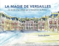 Couverture du livre La Magie de Versailles – Le destin d’un village qui a transformé la France de Caroline Bouquet. Illustration en aquarelle représentant la cour du château de Versailles dans des tons pastel bleu, beige et rose. Le palais apparaît majest
