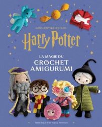 Couverture bleue du livre "Harry Potter : La Magie du crochet amigurumi" édité par Huginn & Muninn, montrant les peluches amigurumis d'Albus Dumbledore, Harry Potter, Luna Lovegood, Minerva McGonagall, un Boursouflet rose, un Lutin de Cornouailles, le Vif