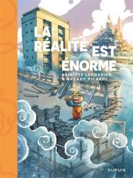 Face avant de la couverture de la bande dessinée "La réalité est énorme" de Brigitte Lecordier et Arcady Picardi, aux éditions Dupuis. L'illustration montre une petite fille en salopette orange se tenant joyeusement sur une structure en béton en construct