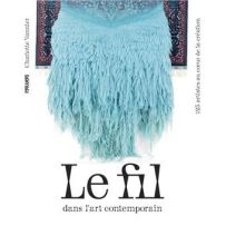 Couverture du livre Le fil dans l’art contemporain de Charlotte Vannier, publié chez Pyramyd Éditions, montrant une œuvre textile bleue évoquant une cascade de fils, symbole du fil comme matière artistique.