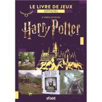Couverture violette du Livre de jeux officiel Harry Potter, aux éditions Sézame, avec le titre en lettres dorées, une illustration du château de Poudlard et plusieurs photographies tirées des films de la saga.