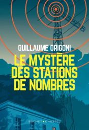 Couverture du livre "Le Mystère des Stations de Nombres" de Guillaume Origoni aux éditions Buchet Chastel. L'illustration de style graphique représente une haute antenne radio émettant des ondes circulaires oranges dans un ciel nocturne, au-dessus de silh