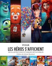 Couverture du livre "Pixar : Les Héros s'affichent". Le visuel central juxtapose des bandes verticales mettant en scène des personnages cultes comme Sulli, Woody ou Rebelle, surplombant le titre et une mosaïque d'affiches miniatures de films d'animation.