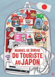 Face avant de la couverture du livre "Manuel de survie du touriste au Japon" de Matthieu Pinon. Le design original prend la forme d'un sac à dos de voyage transparent posé sur un fond bleu à motif de vagues traditionnelles japonaises (seigaiha). À l'intér