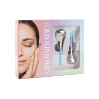 Coffret Mon Rituel Cryothérapie des éditions Marabout, aux couleurs rose pastel et vert menthe. Visuel présentant un visage féminin aux yeux fermés et deux cryo spoons métalliques avec des manches bleu clair, visibles à travers une fenêtre transparente.