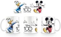 Mug Disney 100 ans avec Mickey et Donald imprimés sur fond blanc, présenté sous plusieurs angles, avec le logo “Disney 100 Years of Wonder” et illustrations colorées des deux personnages emblématique