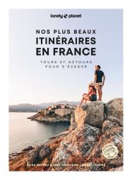 Couverture du livre Nos plus beaux itinéraires en France – Tours et détours pour s’évader publié par Lonely Planet. Photographie lumineuse représentant un homme et une femme assis sur des rochers face à la mer, avec un village fortifié en arrière-plan. Le