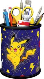Le Puzzle 3D Pot à crayons Pokémon une fois entièrement assemblé. L'objet cylindrique, doté d'une base et d'un rebord supérieur noirs, affiche un fond bleu marine aux motifs géométriques et éclairs jaunes. Au premier plan, un grand Pikachu joyeux semble j