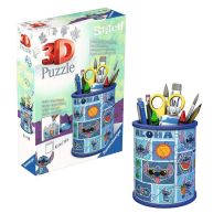 Puzzle 3D Stitch Pot à crayons de Ravensburger présenté sur fond blanc, avec sa boîte et le modèle assemblé. Le pot cylindrique bleu est décoré de plusieurs illustrations de Stitch dans différentes poses, de motifs tropicaux et de l'inscription « ALOHA ».