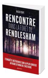 Couverture du livre "Rencontre dans la forêt de Rendlesham" écrit par Nick Pope et publié chez Opportun éditions. Le visuel d'illustration montre une forêt de conifères sombre et mystérieuse, transpercée à l'horizon par une lumière blanche aveuglante. Un 
