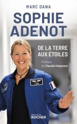 Couverture du livre "Sophie Adenot, de la Terre aux étoiles" par Marc Dana, aux éditions du Rocher, avec une mention de la préface par Claudie Haigneré. L'illustration met en valeur Sophie Adenot, souriante et regardant l'objectif, vêtue de sa combinaison