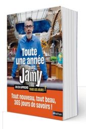 Couverture du livre Toute une année avec Jamy de Jamy Gourmaud, présenté en perspective sur fond blanc. Jamy apparaît au centre, vêtu d’une chemise bleue, dans un décor évoquant un cabinet de curiosités avec squelette, globe terrestre et objets scientifiq