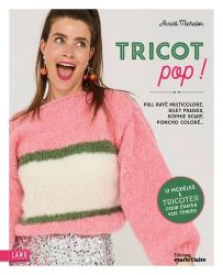 Couverture du livre Tricot pop ! avec modèle portant un pull rose et blanc à rayures, style coloré et tendance, typographie moderne mettant en avant le tricot créatif. Achat sur Divertistore.com.