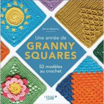 Première de couverture du livre "Une année de granny squares - 52 modèles au crochet" de Kylie Moleta publié aux Éditions Leduc. Le visuel coloré et texturé met en scène plusieurs carrés au crochet de styles variés (motifs floraux, géométriques, rayés) ag