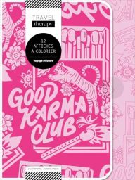 Couverture de la pochette "Travel therapy : Voyage bicolore" illustrée par Studio Jonesie. Le visuel rose fuchsia au style pop met en scène un tigre bondissant au-dessus de l'inscription "Good Karma Club", entouré de motifs floraux et d'une boîte d'allume