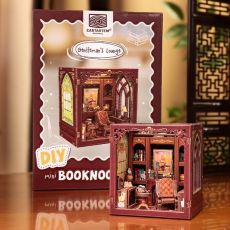 Boîte du Mini Book Nook Kit DIY “Gentleman’s Lounge” avec visuel du salon miniature et modèle monté devant, décor en bois sombre avec fauteuil, bibliothèque et ambiance chaleureuse vintage. Achat sur Divertistore.com.