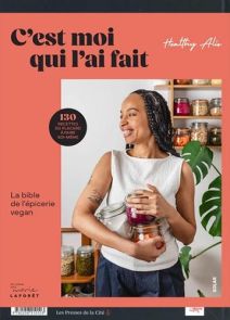 C'est moi qui l'ai fait. La bible de l'épicerie vegan.webp : Couverture du livre "C'est moi qui l'ai fait ! La bible de l'épicerie vegan" de Healthy Alie (Alice Aubert) chez Solar Éditions. On y voit l'autrice souriante dans sa cuisine tenant des bocaux d