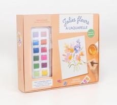 Coffret créatif Jolies fleurs à l’aquarelle de Nolwenn Cabioch, présenté sur fond blanc. Le coffret aux tons pêche et orange laisse apparaître une palette de 12 couleurs d’aquarelle. À droite, une composition de fleurs colorées peintes à l’aquarelle est a