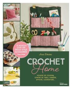Couverture du livre Crochet Home d’Anaïs Debulois, aux Éditions Marie Claire. La couverture présente une composition colorée autour de créations au crochet pour la maison : une grande panière murale verte et rose remplie de fournitures créatives occupe la