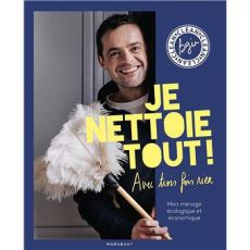 Couverture du livre "Je nettoie tout ! Avec trois fois rien" de Cyprien, publié chez Marabout. On y voit l'auteur souriant tenant un plumeau en plumes d'autruche. Le titre est écrit en lettres jaunes et blanches sur fond bleu.