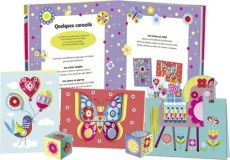 Kit créatif Joyeux anniversaire avec cartes colorées, papillons, oiseaux, cubes décorés et éléments en papier à assembler, présenté sur fond violet à motifs floraux.