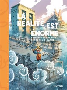 Face avant de la couverture de la bande dessinée "La réalité est énorme" de Brigitte Lecordier et Arcady Picardi, aux éditions Dupuis. L'illustration montre une petite fille en salopette orange se tenant joyeusement sur une structure en béton en construct