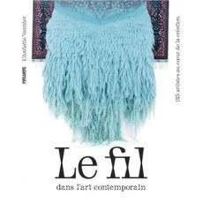 Couverture du livre Le fil dans l’art contemporain de Charlotte Vannier, publié chez Pyramyd Éditions, montrant une œuvre textile bleue évoquant une cascade de fils, symbole du fil comme matière artistique.