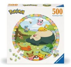 Boîte du puzzle rond Pokémon de 500 pièces par Ravensburger, illustrée avec Pikachu, Rondoudou, Bulbizarre, Salamèche, Carapuce, Évoli et Ronflex endormi dans un décor fleuri.