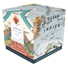 Zoom sur la boîte : Zoom sur la boîte cubique bleue du puzzle Mappemonde 1500 pièces. On distingue les détails des fonds cartographiques.