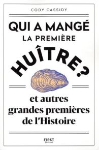 Couverture du livre Qui a mangé la première huître ? de Cody Cassidy. Illustration humoristique d'un ancêtre face à une huître, soulignant les grandes premières insolites de l'Histoire de l'humanité.