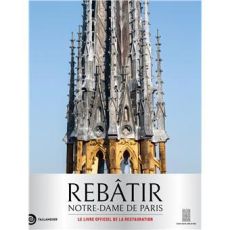 Couverture du livre Rebâtir Notre-Dame de Paris montrant la flèche de la cathédrale en cours de restauration après l’incendie de 2019.